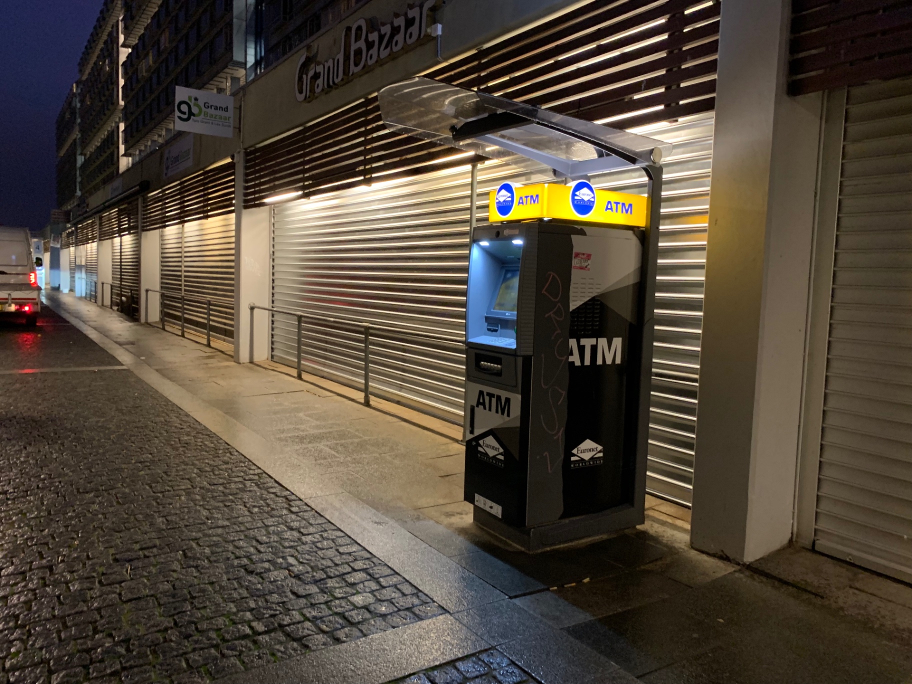 Mekanisk sikring med stålgitter ved erhvervsbygning — JLK Sikring