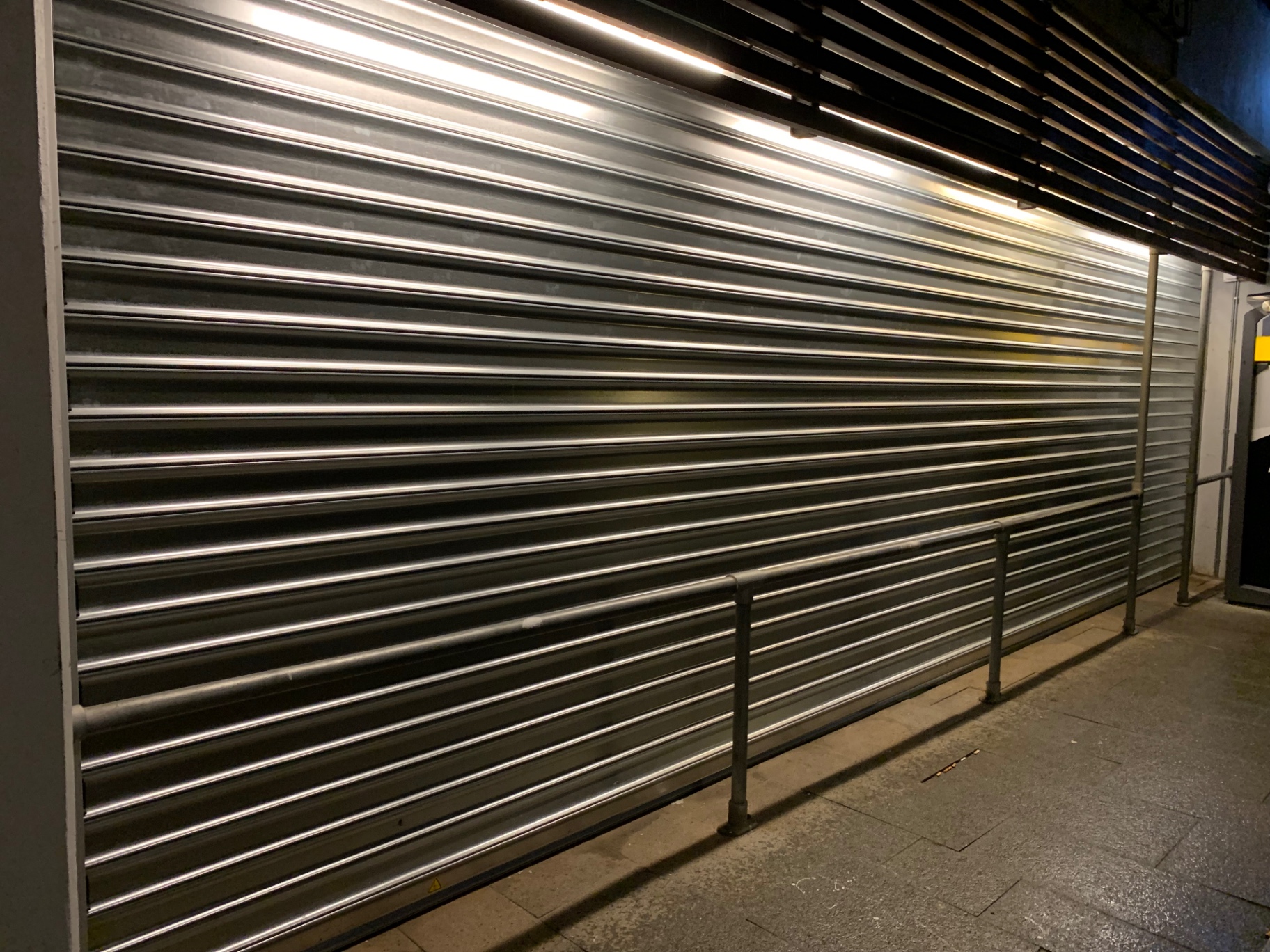 Rullegitter foran butiksfacade — mekanisk sikring til erhverv fra JLK Sikring