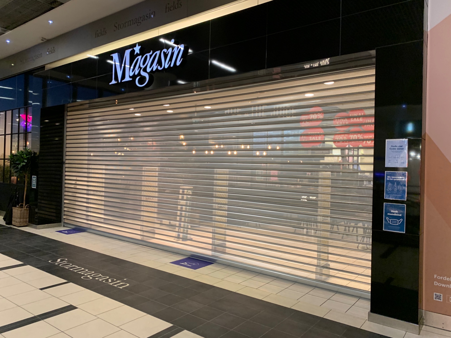 Rullegitter monteret foran Magasin i Field's shoppingcenter — udført af JLK Sikring